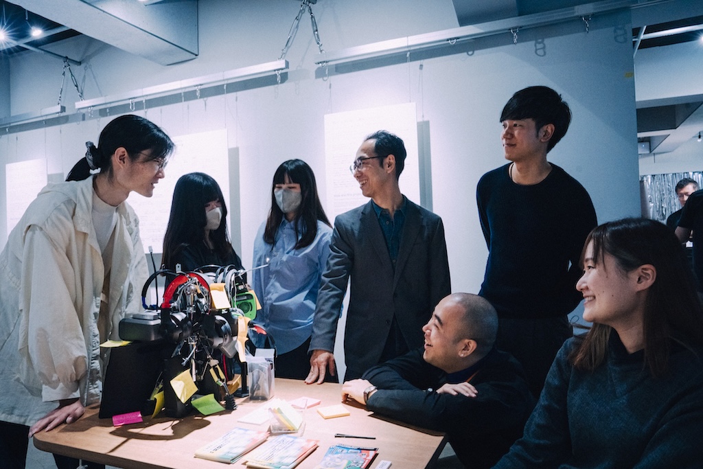 多様なコミュニケーションのズレを提起する《聴こえないのは誰なのか？》｜『TECH BIAS -テクノロジーはバイアスを解決できるのか？』：インタビュー