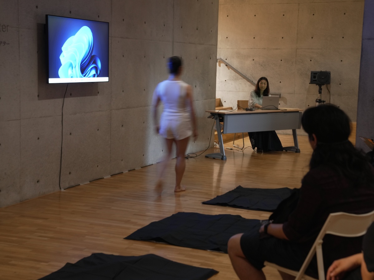 「見えない自由」をまとう──黒子が映し出す社会の臨界点｜CFD011：芦澤いずみ（作・演出家・俳優）